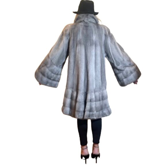 Cionili 1976 Silverblue Iris mink Mint condition Coat $7000 - Picture 11 of 16